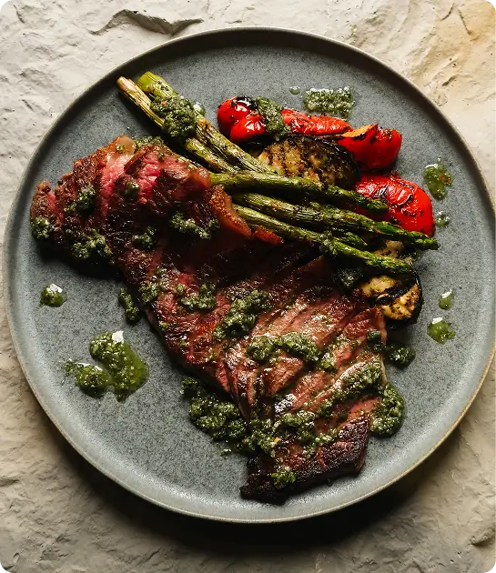 Grilled steak with asparagus and tomatoes